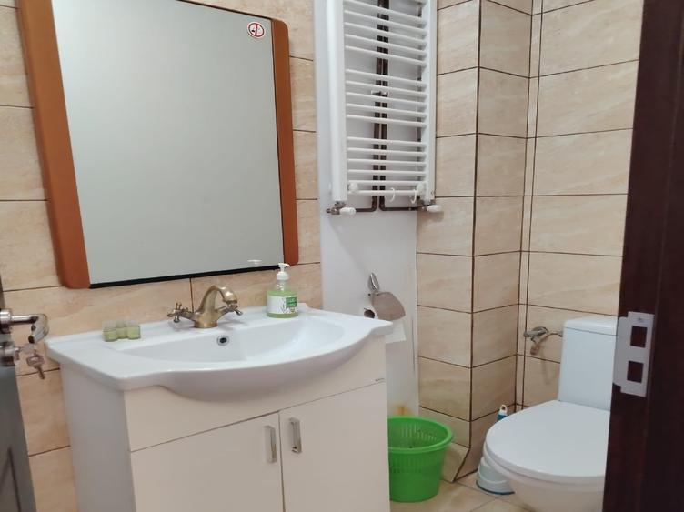 Casă cu 9 camere cu Canalizare în Central