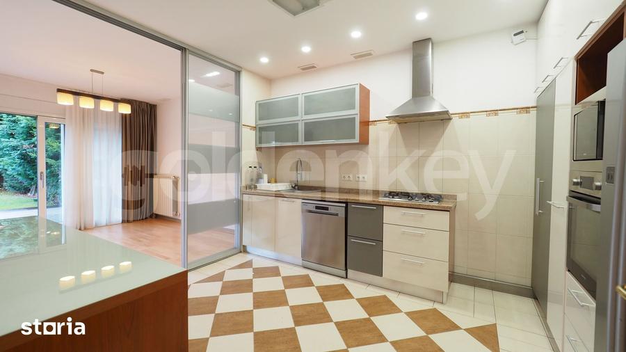 Casă cu 7 camere cu Teren 250 Mp în Central