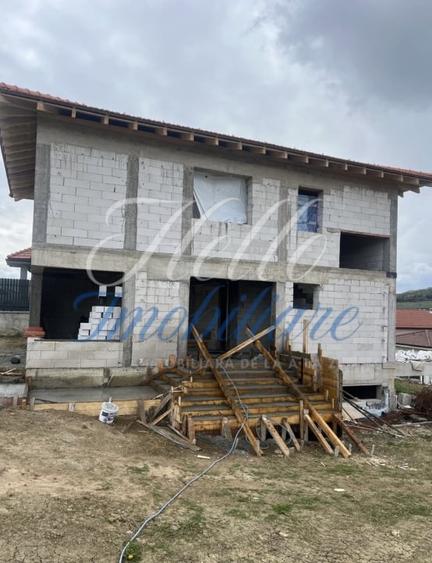 Casă individuală cu 4 camere cu Canalizare în Chinteni