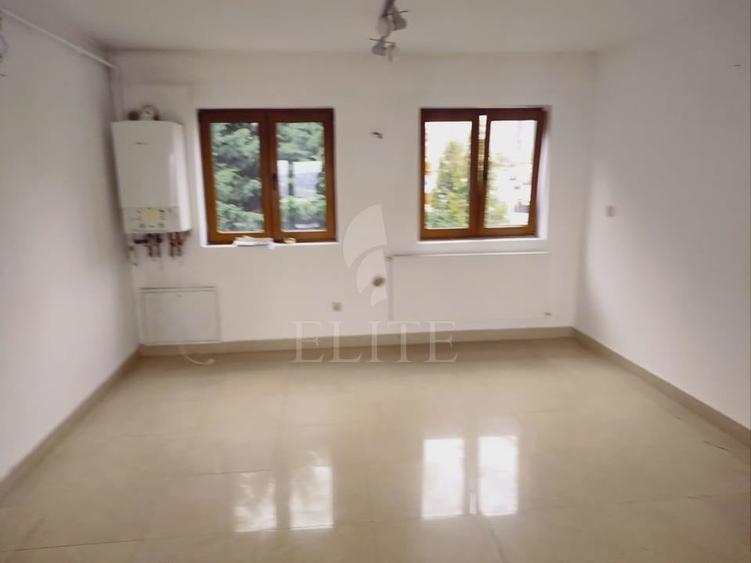 Apartament cu 3 camere semidecomandat în Andrei Mureșanu