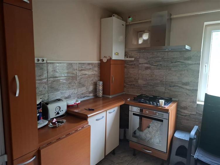 Apartament cu 3 camere semidecomandat în Podul de Piatră