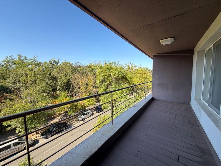 Apartament cu 4 camere decomandat în Herăstrău