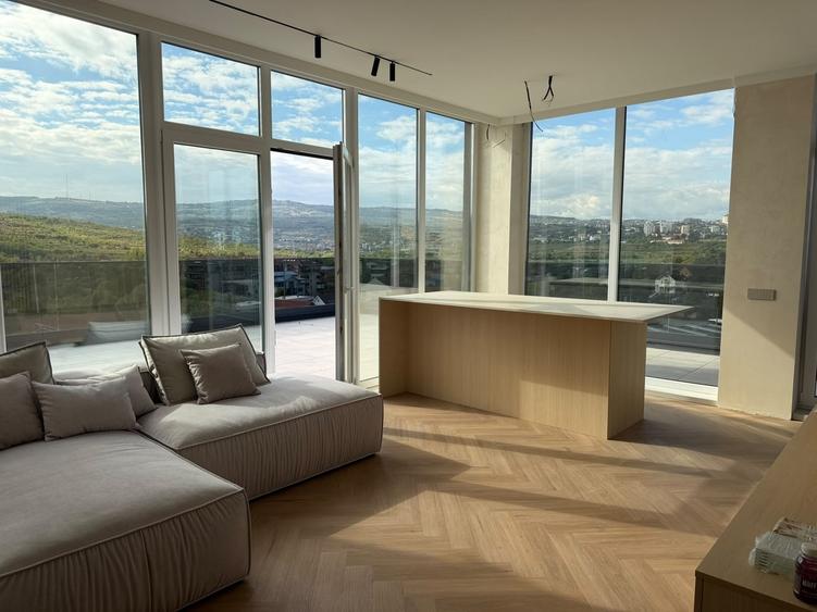 Apartament cu 3 camere semidecomandat, mobilat în Sopor