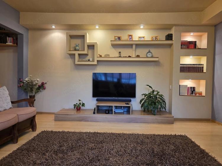 Apartament cu 3 camere semidecomandat, mobilat în Central