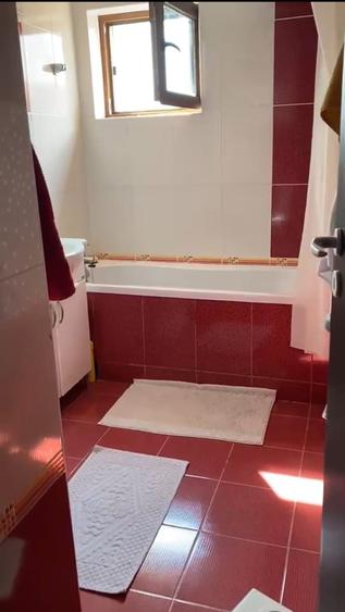 Apartament cu 3 camere semidecomandat în Berceni