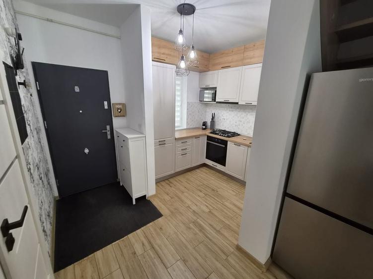 Apartament cu 3 camere decomandat, mobilat în Girocului