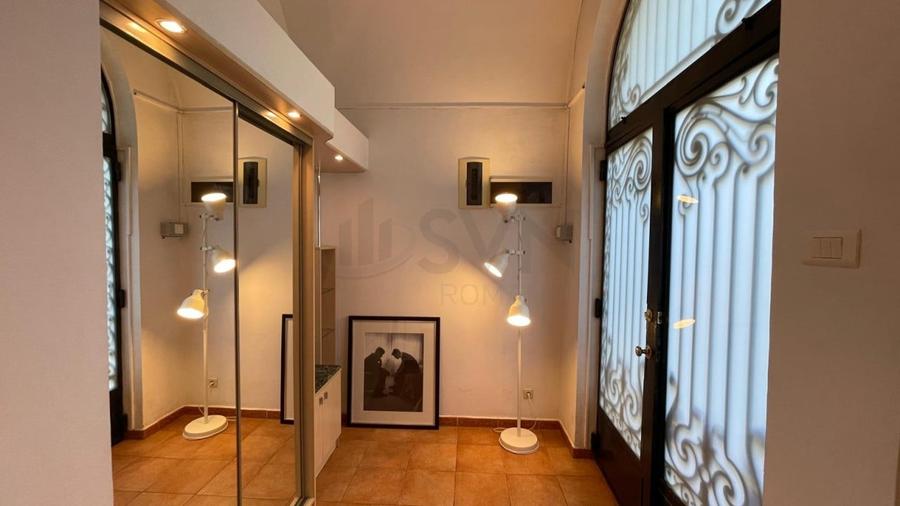 Apartament cu 5 camere semidecomandat, mobilat în Capitale