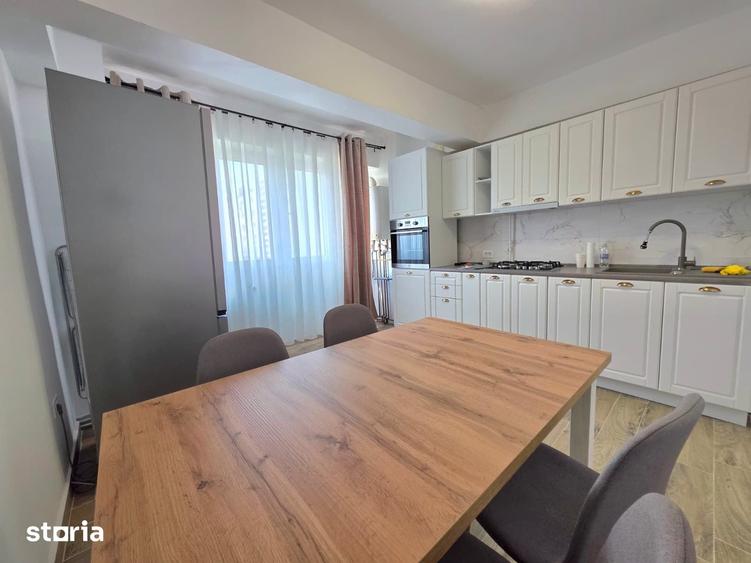 Apartament cu 3 camere în Podu Roș