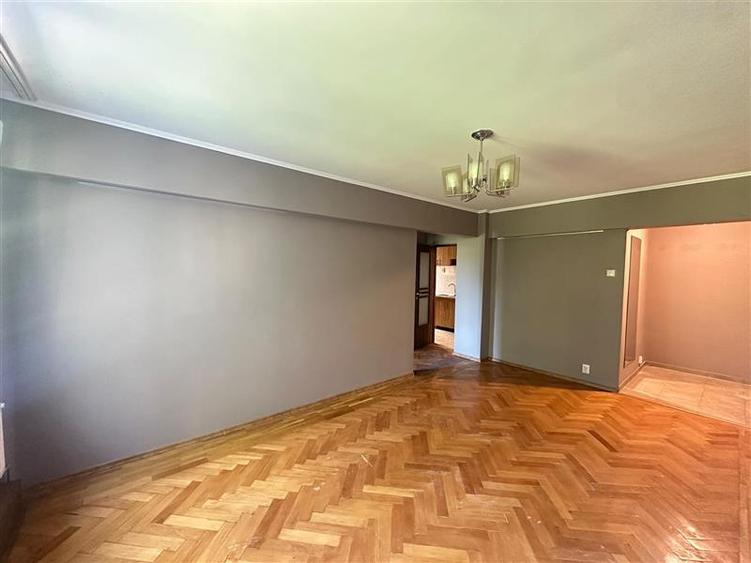Apartament cu 3 camere semidecomandat în Piața Unirii