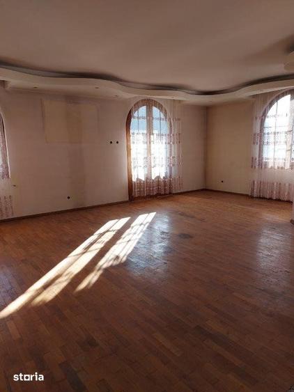 Casă cu 5 camere cu Teren 1380 Mp în Costești