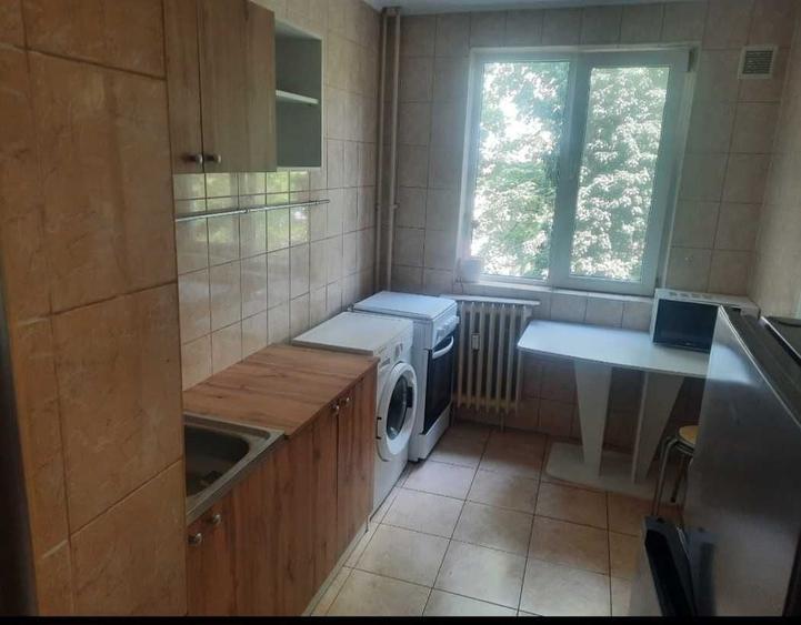 Apartament cu 3 camere decomandat în Drumul Taberei