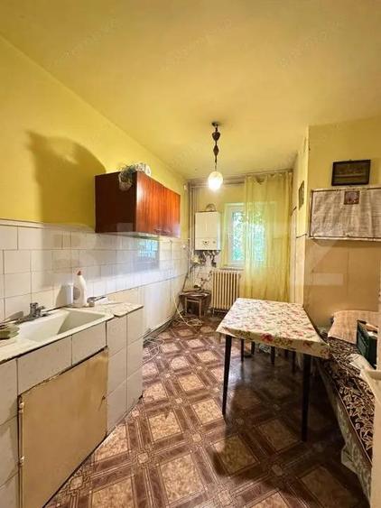 Apartament cu 3 camere decomandat în Liliacului