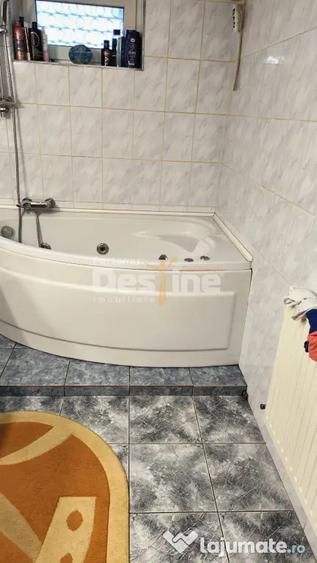 Casă cu 5 camere cu Teren 240 Mp în 16 Februarie