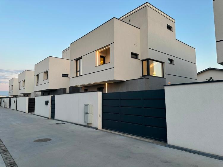 Casă individuală cu 5 camere cu Teren 500 Mp în Central