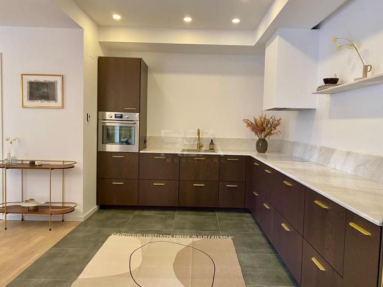 Apartament cu 3 camere semidecomandat, mobilat în Dacia