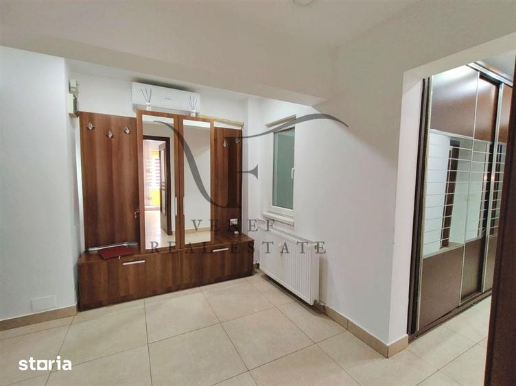 Apartament cu 3 camere semidecomandat în Centrul Civic