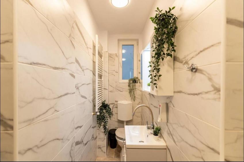 Apartament cu 3 camere semidecomandat în P-ța Romană