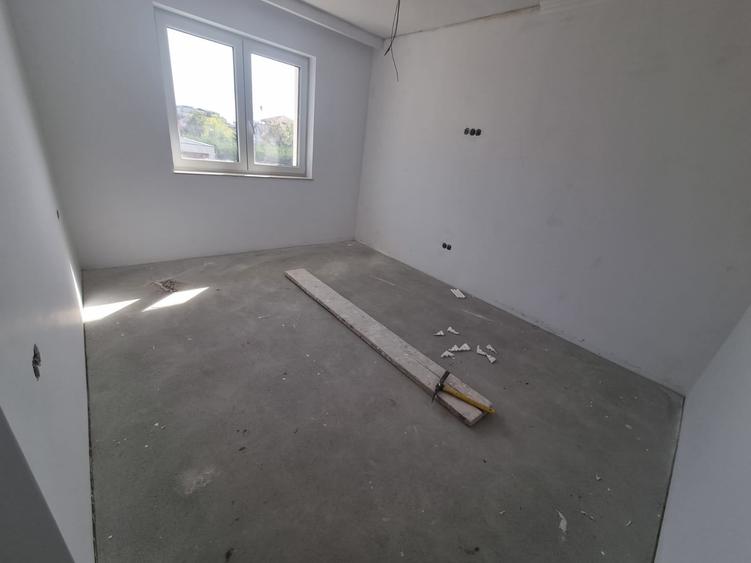 Casă individuală cu 6 camere cu Teren 350 Mp în Cetate