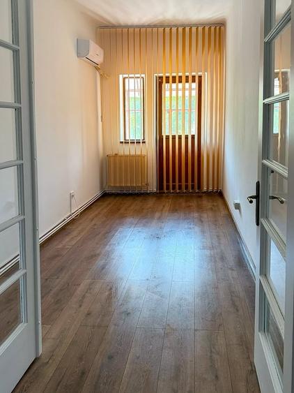 Apartament cu 4 camere semidecomandat în Calea Călărașilor