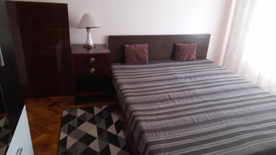 Apartament cu 3 camere decomandat în Palazu Mare