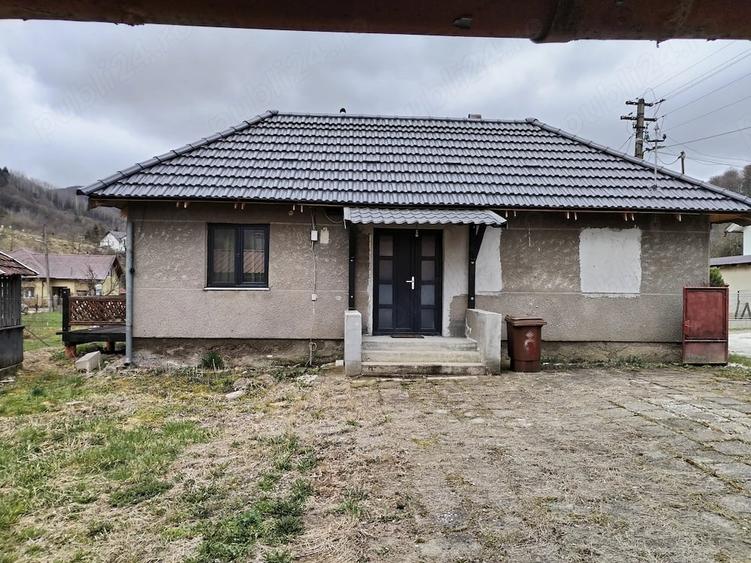 Casă cu 2 camere cu Teren 823 Mp în Rusca