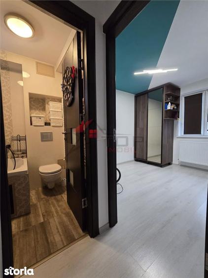 Apartament cu 3 camere semidecomandat în Podu Roș