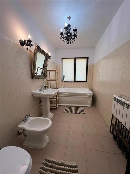 Casă cu 7 camere cu Teren 750 Mp în Vișan
