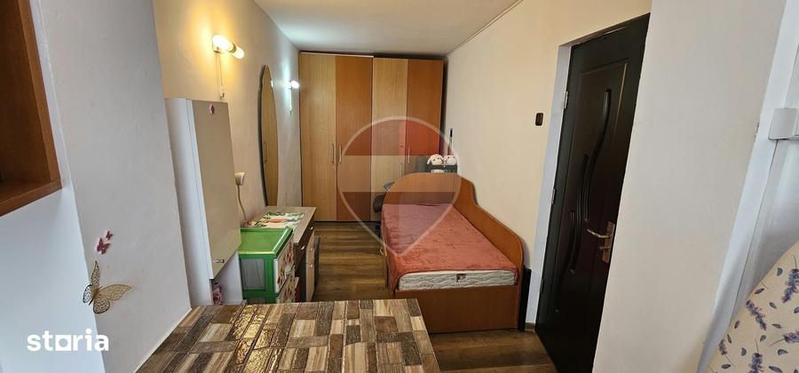 Apartament cu 3 camere semidecomandat în Central