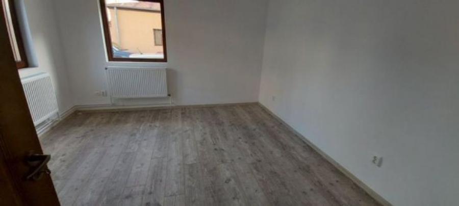 Casă cu 4 camere în Titulescu - 1
