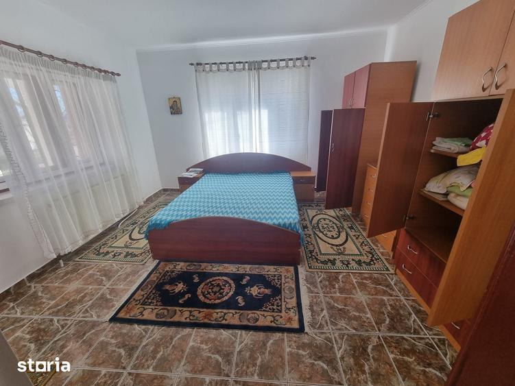 Casă cu 4 camere cu Teren 1202 Mp în Băcia