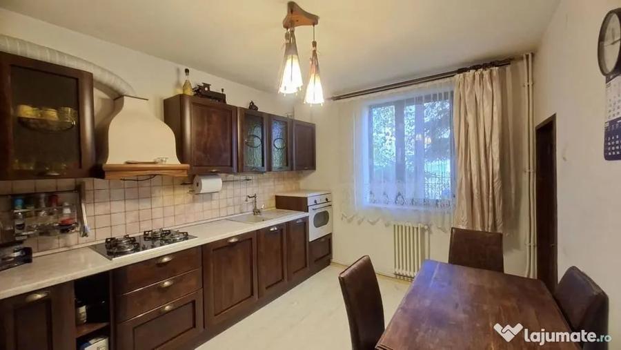 Casă cu 4 camere cu Teren 271 Mp în Central