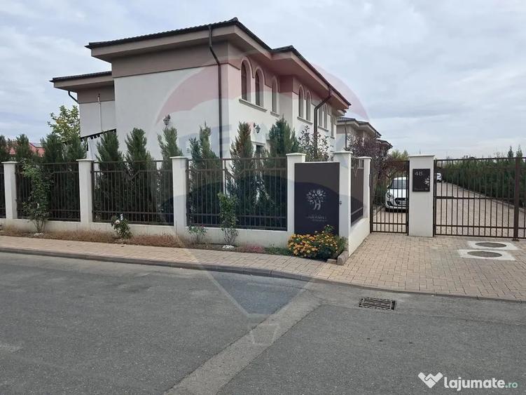 Casă cu 5 camere cu Teren 300 Mp în Ferme
