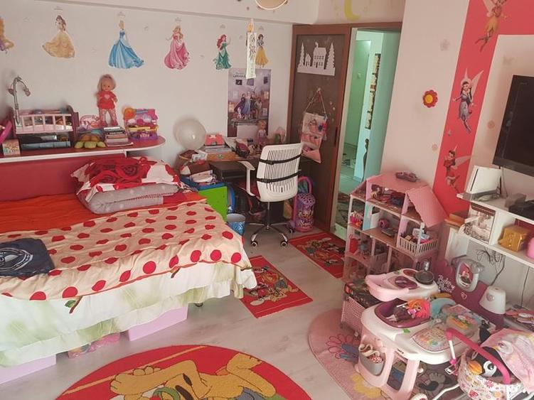 Apartament cu 3 camere decomandat, mobilat în Apollo