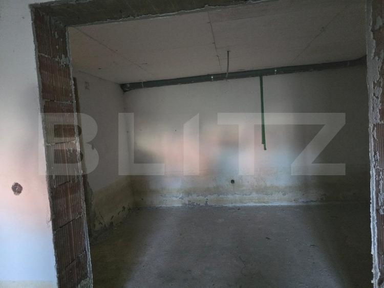 Casă individuală cu 8 camere cu Canalizare în Sud-Vest