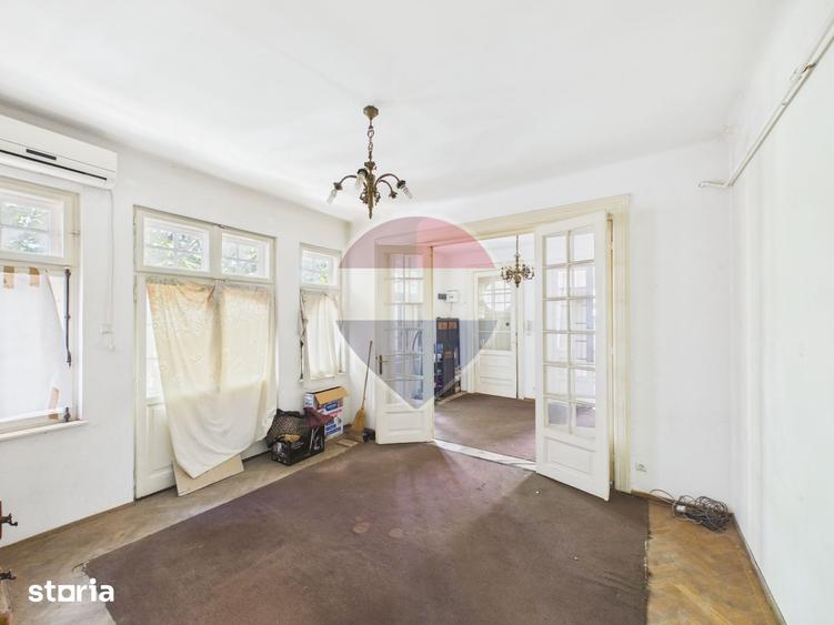 Apartament cu 3 camere semidecomandat în Moșilor