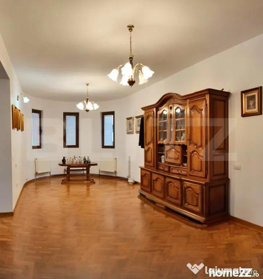 Casă cu 7 camere cu Teren 1178 Mp în Central