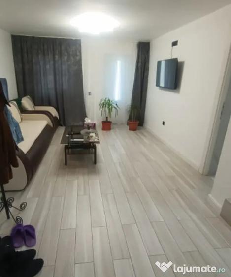 Casă cu 4 camere cu Teren 438 Mp în Romanești