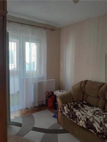 Apartament cu 3 camere semidecomandat, mobilat în Girocului
