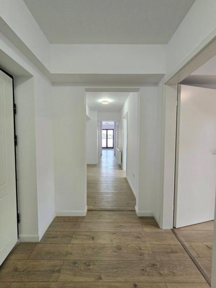 Apartament cu 4 camere decomandat în Dobroești