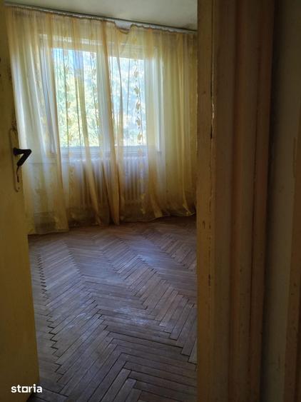 Apartament cu 3 camere decomandat în Calea București