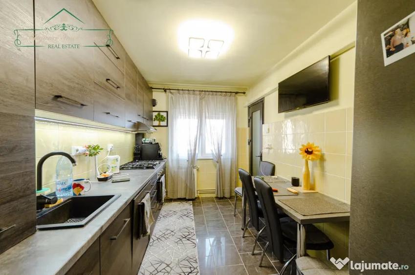 Apartament cu 5 camere decomandat în Micălaca