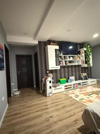 Apartament de vanzare semidecomandat ,3 camere 80 mp , zona - 4