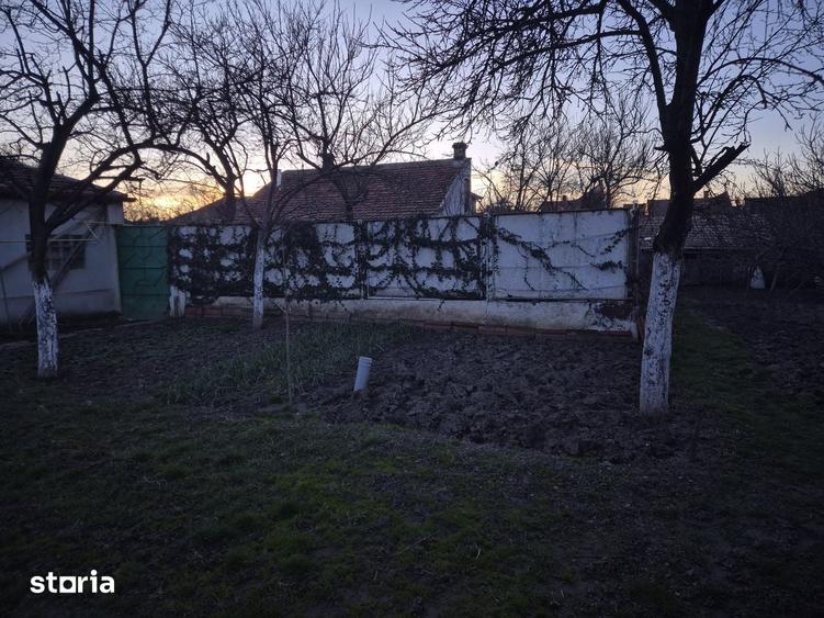 Casa cu 2 camere, Teren 301 mp, acces curte comuna , Pret redus - 15