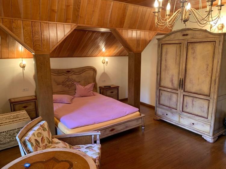 Casă individuală cu 6 camere cu Teren 900 Mp în Sud