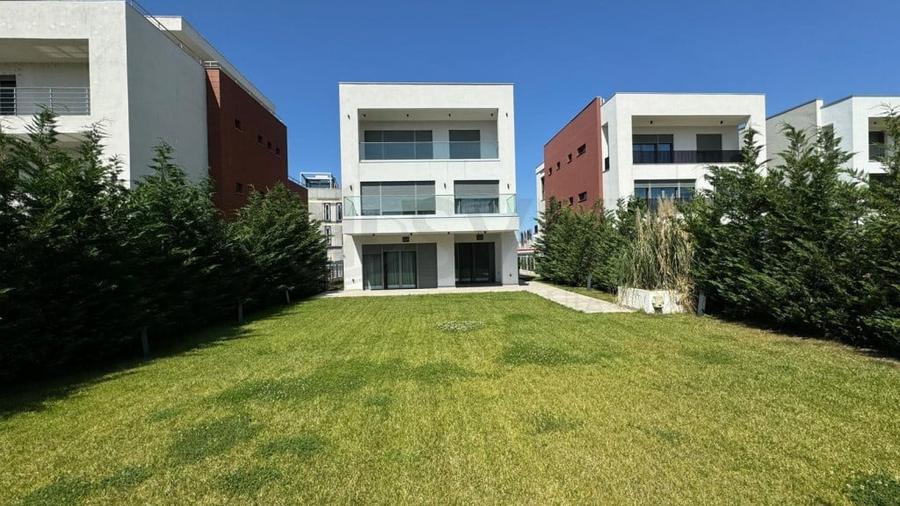 Casă cu 5 camere cu Teren 620 Mp în Central