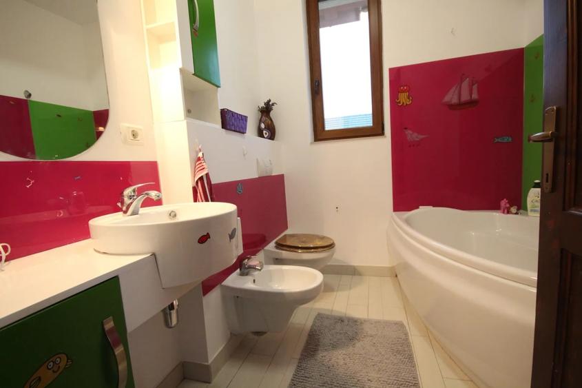 Casă individuală cu 4 camere cu Canalizare în Dumbrăvița