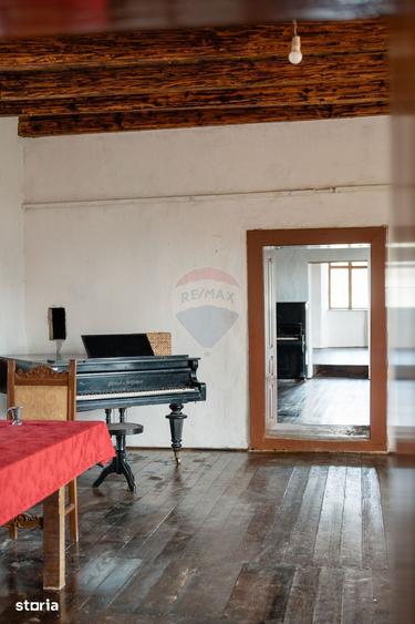 Casă cu 5 camere cu Teren 6000 Mp în Ozun