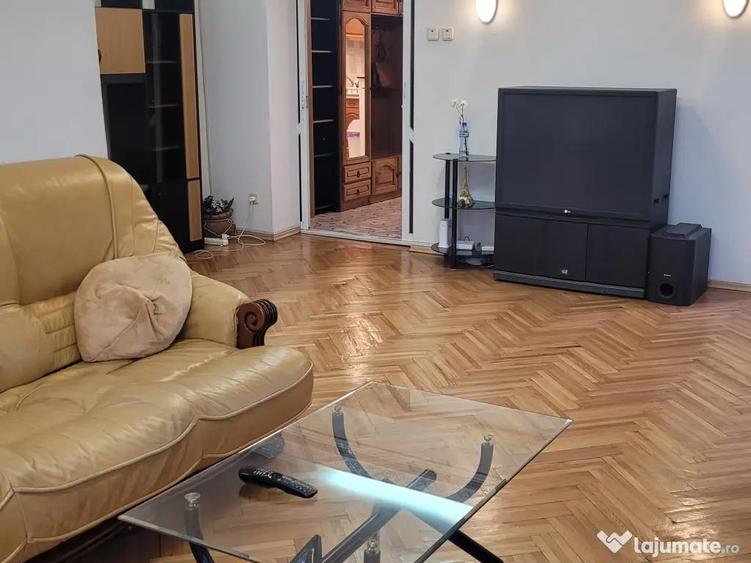 Apartament cu 5 camere decomandat în Păcii
