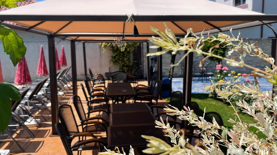 Casă individuală cu 17 camere cu Piscina în Est
