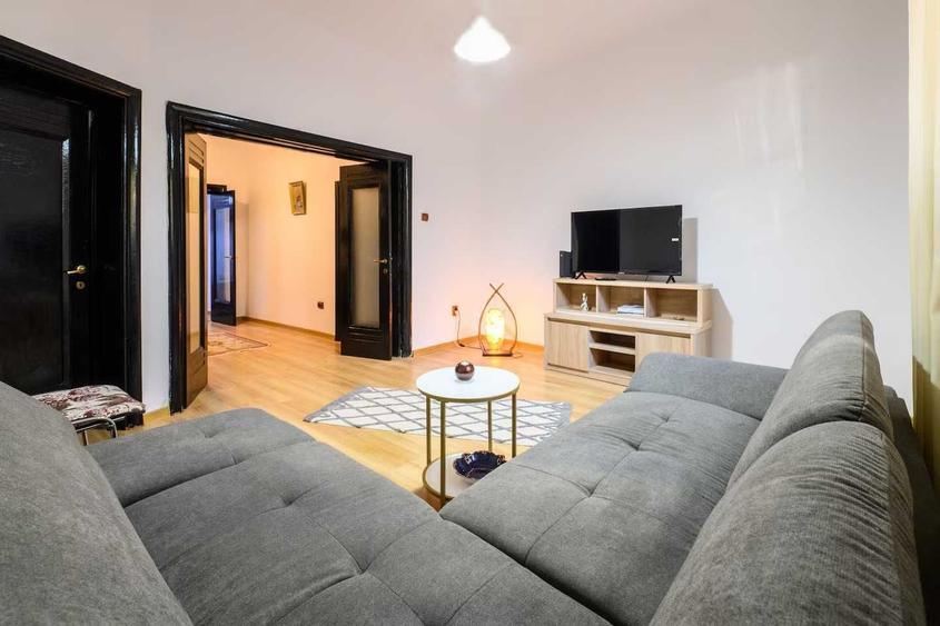 Apartament cu 3 camere decomandat în Moșilor